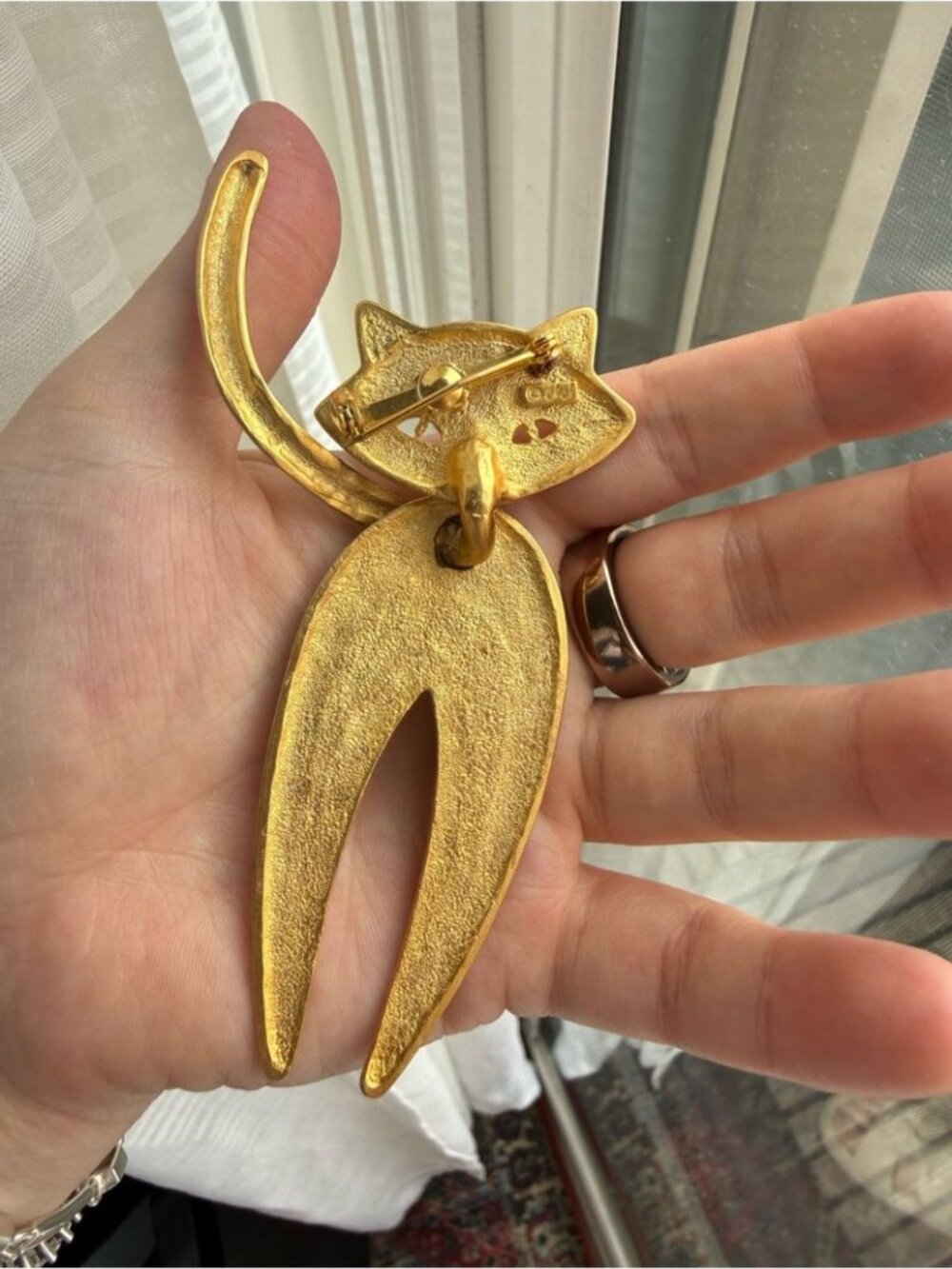 JJ GOLD TONE SATIN FINISH CAT PIN MOVABLE DANGLING BROOCH 3.5" - Picture 4 of 5
